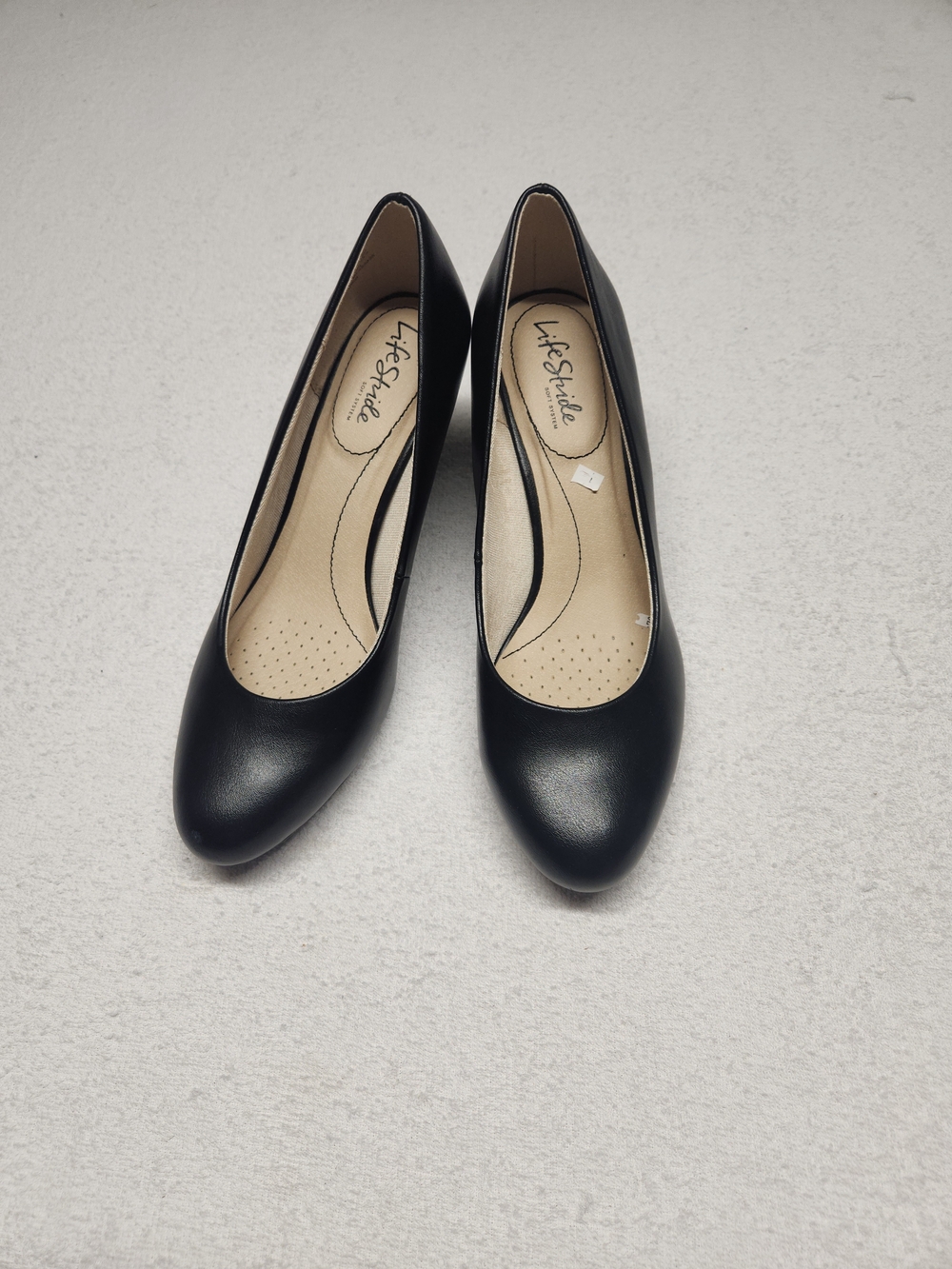 Life Stride Black Classic Round-Toe Pumps Size 9.5